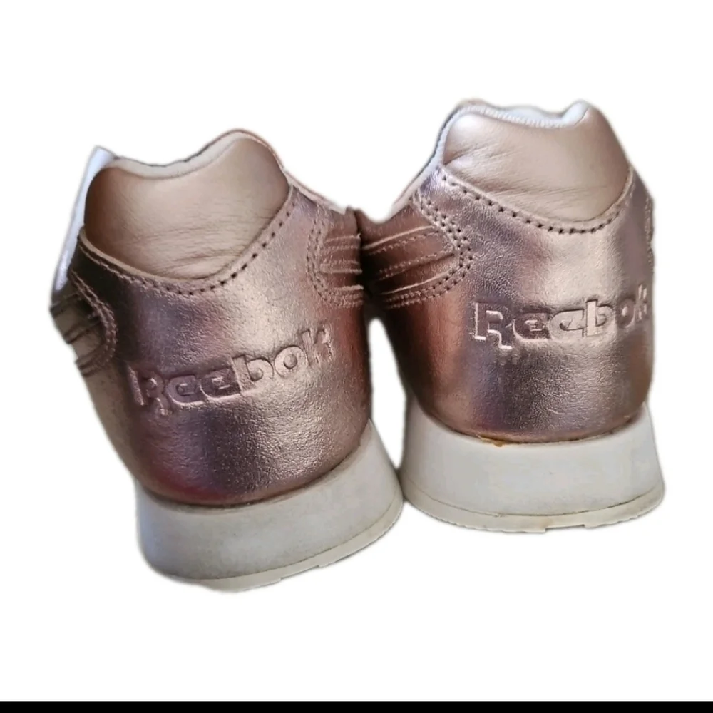 Reebok Womens Rose Gold Metallic Trendy Limited Edition Leather Sneaker 8